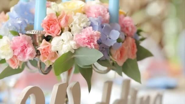 Witte bruiloft bewegwijzering huwelijk en familie blijven aan de tafel. Word bruiloft als bewegwijzering verlichting in ceremoniële decoratie — Stockvideo