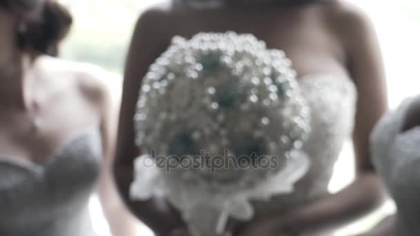 Svart kvinna håller dekoration artificiell bröllop bukett. Bröllop bukett av konstgjorda blommor. Bruden håller fantastisk vit bröllop dekoration bukett av konstgjorda blommor och metall. Selektiv — Stockvideo