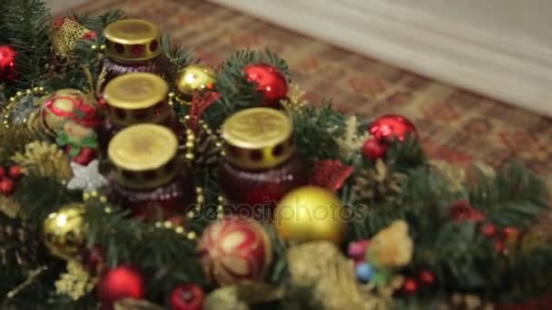 Nieuwjaar speelgoed op de kerstboom als sneeuwvlok en rode ballen.Nieuwjaar decoratie ballen op een besneeuwde tak. Witte sneeuwvlok en blauwe kerstbal. Selectieve focus — Stockvideo