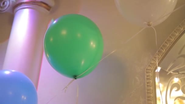 Green baloon on the ceiling .Childrens party balloon. Festive green baloon at the party. Baloon — Stock Video