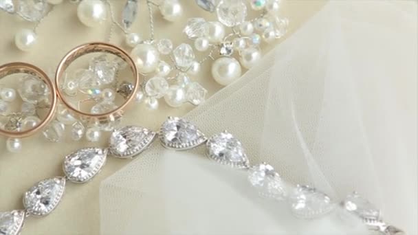 Anneaux de mariage et rose. Bijoux et bagues — Video