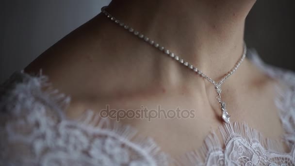 Bracciale e collana da sposa. Donna che prova un braccialetto di gioielli. Sposa con tesoro. Donna con gioielli. Ragazza con gioielli alla moda, orecchini, bracciali e collana — Video Stock