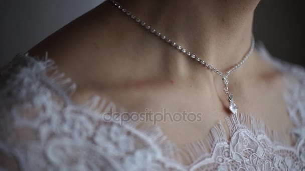 Bröllop armband och halsband. Kvinnan försöker på smycken armband. Brud med skatt. Kvinna med smycken. Flicka med moderiktiga smycken, örhängen, armband och halsband — Stockvideo