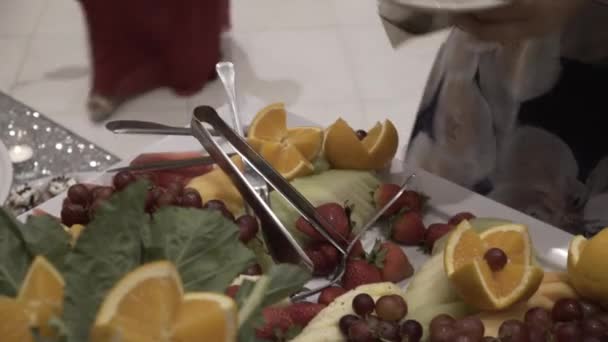 Различные свежие фрукты на свадебном столе. Оформление свадебного стола из фруктов и ягод. Шведский стол с фруктовыми винами шампанское. Украшение свадебного стола. Черри — стоковое видео