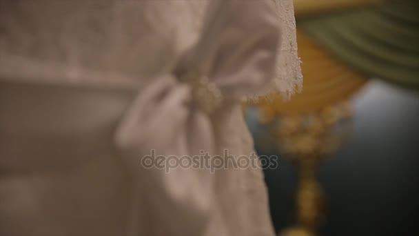 Robe de mariée blanche sur les épaules, avant la cérémonie. Robe de mariée de près. Beau mariage bouquet coloré et robe pour mariée. Beauté des fleurs colorées. Gros plan plein de fleurs. Mariée 