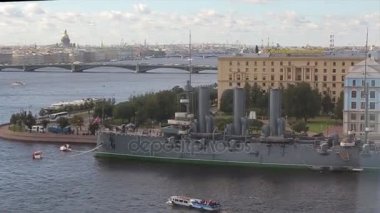 Neva Nehri ve kruvazör Aurora görünümünü. Rus Cruiser Aurora Neva Saint Petersburg üzerinde kalır. Anıt Cruiser Aurora. St.Petersburg Rus Tarihsel anıt