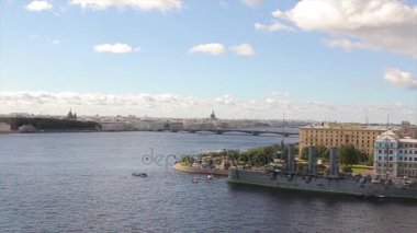 Neva Nehri ve kruvazör Aurora görünümünü. Rus Cruiser Aurora Neva Saint Petersburg üzerinde kalır. Anıt Cruiser Aurora. St.Petersburg Rus Tarihsel anıt