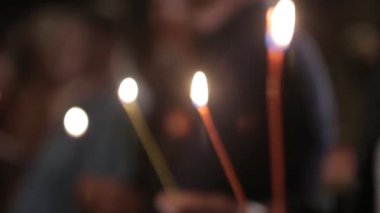 Mum ışığında romantik almak için eşleşen bir mum ışığı. İnanılmaz andles ve şamdanlar masaya vardır. Dini tören huzurlu arka ışıklarla kal.