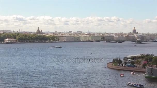 Vista del río Neva y crucero Aurora. Russian Cruiser Aurora permanece en Neva en San Petersburgo. Monumento Cruiser Aurora. Monumento histórico ruso de San Petersburgo — Vídeos de Stock