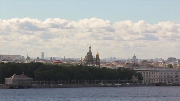 View of the St. Isaacs Cathedral. View of Neva river and St. Isaacs Cathedral in St.Retersburg. Waterfront canal and houses. the Neva river in summer — Stock Video
