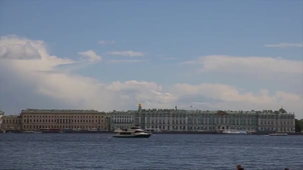 Visa Vinterpalatset i Sankt Petersburg från floden Neva. Ryssland. Båten flyter på Niva floden förbi Vinterpalatset i Sankt Petersburg. Eremitaget. Vasilevskij Island och Frotress — Stockvideo