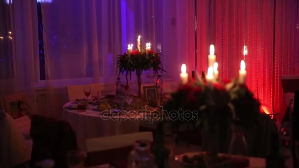 Зажигание свечи спичкой, чтобы получить романтическое свечение. Удивительные свечи и подсвечники на столе. Пребывание огни с мирным фоном религиозной церемонии . — стоковое видео
