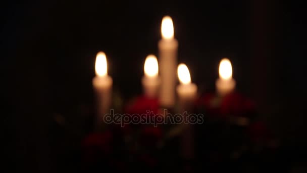 Encender una vela con una cerilla para conseguir una vela romántica. Increíbles andles y candelabros están sobre la mesa. Mantenga las luces con el trasfondo pacífico de la ceremonia religiosa . — Vídeo de stock