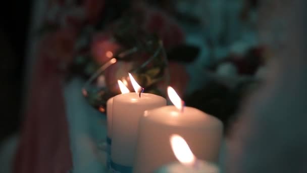 Accendere una candela con un fiammifero per ottenere un romantico lume di candela. Incredibili andles e candelieri sono sul tavolo. Soggiorna luci con lo sfondo pacifico della cerimonia religiosa . — Video Stock