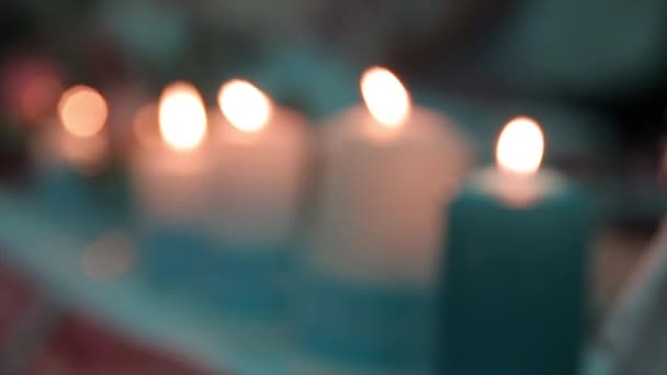 Encender una vela con una cerilla para conseguir una vela romántica. Increíbles andles y candelabros están sobre la mesa. Mantenga las luces con el trasfondo pacífico de la ceremonia religiosa . — Vídeo de stock