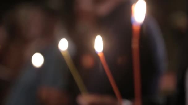 Zapálil svíčku s zápas si romantické Candlelight. Úžasné andles a svícny jsou na stole. Zůstaňte světla s klidné zázemí náboženský obřad. — Stock video