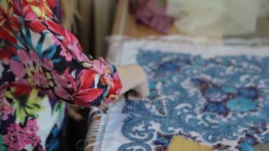 Tailor.Hands çentik terzi makas bez yapılandırılabilir. Kadın terzi malzemesi işyerinde dikiş. Kumaş yapım giysiler için hazırlanıyor. , Hazır giyim endüstrisi, tasarımcı atölye kavramı terzilik. Erkek