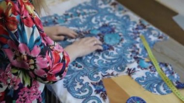 Tailor.Hands çentik terzi makas bez yapılandırılabilir. Kadın terzi malzemesi işyerinde dikiş. Kumaş yapım giysiler için hazırlanıyor. , Hazır giyim endüstrisi, tasarımcı atölye kavramı terzilik. Erkek