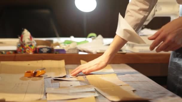 Tailor.Hands ノッチ テーラーはテーラーはさみ布です。女性のテーラーが職場で材料をステッチします。服を作るため生地の準備。仕立て、縫製産業デザイナー ワーク ショップ コンセプト。女性 — ストック動画