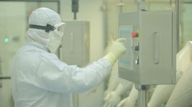 İlaç endüstrisi. Hap ilaç fabrikasında paketleme kalitesini teftiş erkek fabrika işçisi. Otomatik bant ambalaj ve dolum ilaçların oluşturmak için. fabrikada kontrol