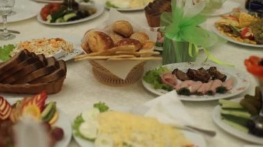 Yiyecek ve içecek ile tablo. Tablo catering hizmeti gümüş ve cam stemware ile partisinden önce restoranda ayarlayın. Spread-out aygıtları ve gıda içeren tablo. Noel ağacı