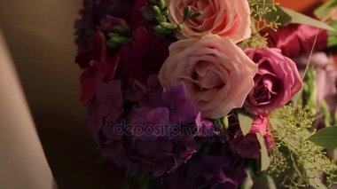 Düğün gül buketi. Gelinler buket düğün gününde. Farklı buket. Soyunma dışkı üzerinde güzel pembe ve beyaz ya da kırmızı gül buketi. Gül