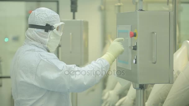 Läkemedelsindustrin. Manlig fabriksarbetare inspektera kvaliteten på piller förpackning i läkemedelsfabrik. Automatiska tejp för att skapa förpackningar och fyllning av läkemedel. Kontrollera i fabriken av — Stockvideo