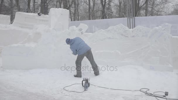 Mester lehúzó végez egy mozgalom suhan a jégen, hogy hozzon létre egy jég szobor. Mester a különleges eszköz a Grind le formában jég darab. Jég kompozíciók végez fokkal és hornyok a darab — Stock videók