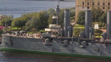 Kruvazör Aurora penceresinden görünümü. Anıt Cruiser Aurora. Aurora şu anda St Petersburg bir müze gemisi olarak korunmuş bir Rus korumalı kruvazör var. Rus kruvazör Aurora. Panorama