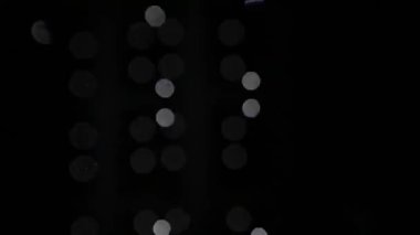Sahne ışıkları. ışık-müzik. Bazı projektörler karanlıkta. Mor spot grev karanlık yoluyla. Glitter vintage ışıklar arka plan. koyu altın rengi ve siyah. defocused. topları aydınlatma