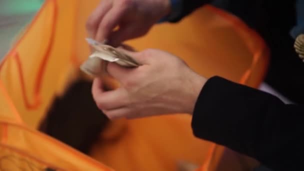 Zakenman tellen Russsians roebels rekeningen. De man wordt het geld geteld. Zakenman telt geld close-up. Zakenman telt geld in handen. Russisch — Stockvideo