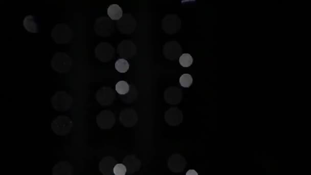 Feux de scène. musique légère. Plusieurs projecteurs dans le noir. Les projecteurs violets traversent les ténèbres. paillettes vintage lumières fond. or foncé et noir. déconcentré. boules d'éclairage sur le 