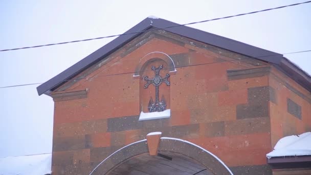 基督教教会在冬天。与冬季景观，周围有著名的圣格雷戈里 · 季格兰 Honents 教堂。教会是在亚美尼亚的红砖。Ani 是废墟的中世纪亚美尼亚城市站点 — 图库视频影像