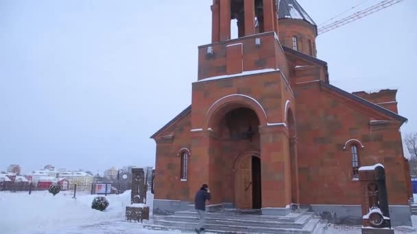 L'Eglise chrétienne en hiver. La célèbre église Saint Grégoire Tigran Honents est entourée de paysages hivernaux. L'Eglise est en brique rouge en Arménie. Ani est une ville-site médiévale arménienne ruinée — Video