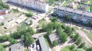 Havadan görünümü küçük kasabada. Hava anket binalar ve ağaçlar. Avluya defalarca halklar başkanları uçan. Sivil kayıt Office üzerinde uçan. Şehir merkezinde hava survay. Hava