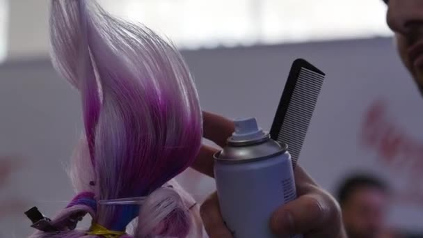 O barbeiro faz um penteado na moda e estilo. Cabeleireira fêmea secando o cabelo de seus clientes masculinos no salão. Modelo com penteado moderno e pintura e secagem de cabelo — Vídeo de Stock