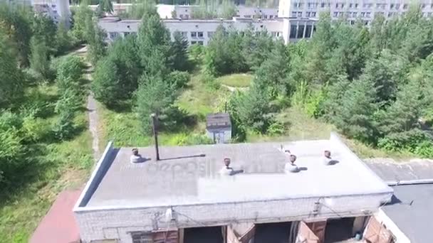 Vue aérienne sur la petite ville. Relevé aérien des bâtiments et des arbres. Survoler la cour et les têtes des gens. Survoler le bureau des archives civiles. Survie aérienne du centre de la ville.Aérienne — Video