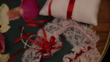 Festival sofra çiçekler, peçete, vintage çatal ile düğün, Gözlük, parlak dekor ayrıntıları masa. Düğün gözlük çiçekli beyaz düğün tablo. Kırmızı kurdele ile lüks gözlük