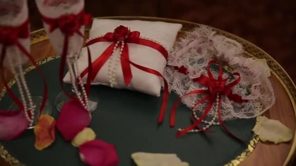 Ajuste de mesa festivo de boda con flores, servilletas, cubiertos vintage, vasos, detalles de decoración de mesa brillantes. Bodas vasos sobre la mesa con boda blanca con flores. Gafas de lujo con cinta roja — Vídeos de Stock