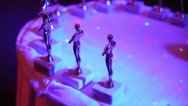 Die oscar-Statuetten. Die Oscar-Statuetten bleiben während der Party auf dem Tisch. Schüsselpreis vor der Präsentation auf dem Tisch. Erfolgs- und Siegeskonzept. oscar themenparty — Stockvideo