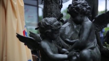 Bahçe heykel vintage yakın çekim. Angel La Recoleta mezarlığı, Buenos Aires'te adlı uyuyor. Bahçe heykeli. Eros heykeli. Angel adlı bir Prag mezarlığı heykel. Heykel