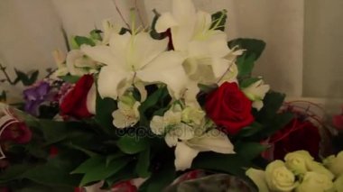 Düğün gül buketi. Gelinler buket düğün gününde. Farklı buket. Soyunma dışkı üzerinde güzel pembe ve beyaz ya da kırmızı gül buketi. Gül