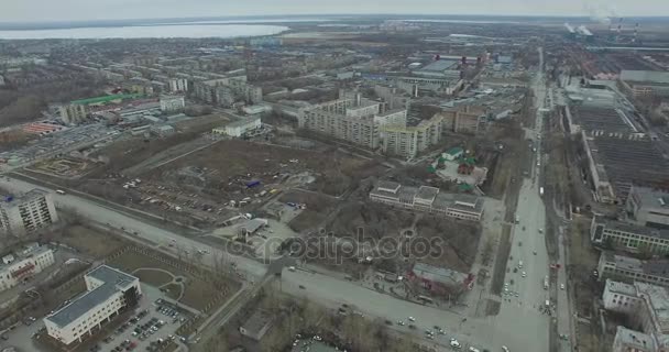 Indagine aerea sulla città. Vista dal cielo sulla città russa. Vista aerea della città su case, strade e parchi. Cielo grigio e garage quartiere davvero residenziale. Indagine aerea sulla strada dove guidare un sacco — Video Stock