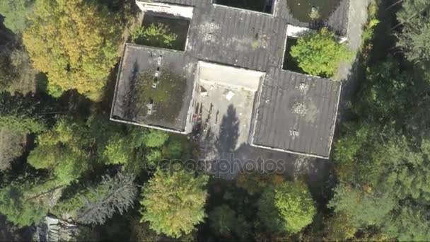 Survoler le bâtiment au milieu de la forêt. Relevé aérien de l'extérieur de l'hôpital abandonné.Une vue solitaire du bâtiment.Le bâtiment a été abandonné il y a près de vingt ans, mais jamais 