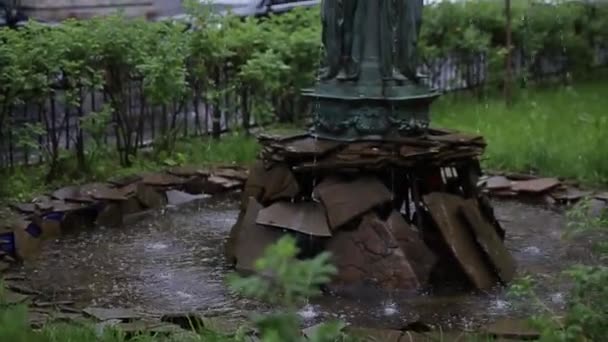 Courtyard Fountain. Courtyard with a fountain in a northern european town. water fountain. Beautiful fundamental fontain in green garden. Swan swimming in a fountain in the backyard. Water — Stock Video