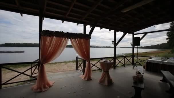 Salle de banquet sur les rives. Cérémonie de mariage sur le rivage . — Video