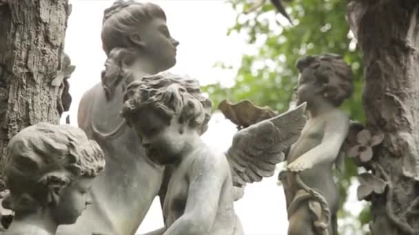 Trädgården staty vintage närbild. Sovande ängel på La Recoleta Cemetery i Buenos Aires. Trädgård skulptur. Cupid skulptur. Skulptur av ängel vid en Prague kyrkogård. Staty — Stockvideo