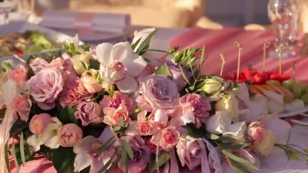 Buquê de rosas de casamento. Bouquet de noivas no dia do casamento. Buquê de flores diferentes. Buquê de belas rosas rosa e branca ou vermelha no banquinho de vestir. Rosas — Vídeo de Stock
