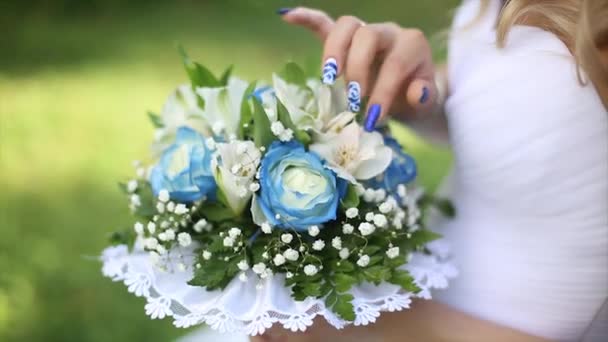 Belo buquê de cores diferentes nas mãos da noiva em um vestido branco. Noiva em vestido branco com buquê Mulher negra detém buquê de casamento. Casamento — Vídeo de Stock