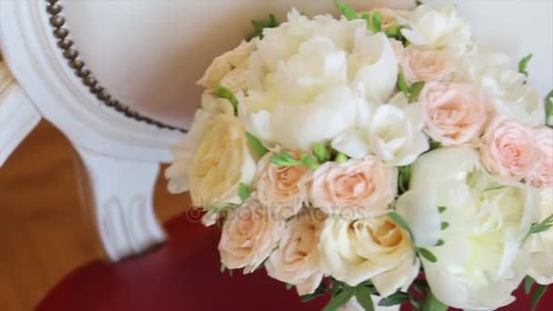 Esküvői bouquet, rózsa. Menyasszony csokor esküvő napján. Különböző virágok csokor. Az öltözködés széken gyönyörű rózsaszín és fehér vagy vörös rózsa csokor. Rózsa — Stock videók